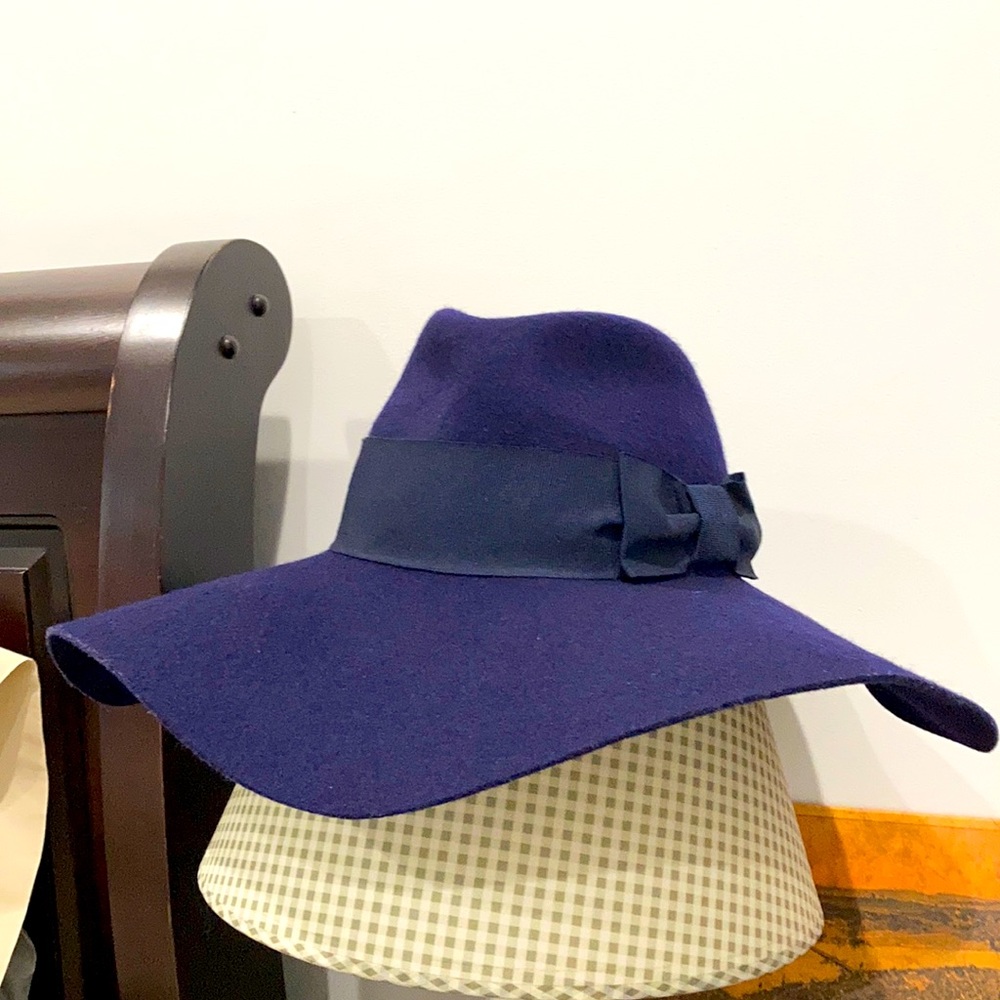 Holt Renfrew 100% wool bolero hat 👒